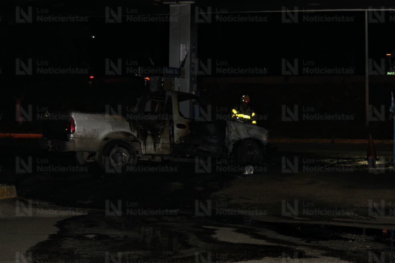 Vehículo se incendia en supermercado de Guasave