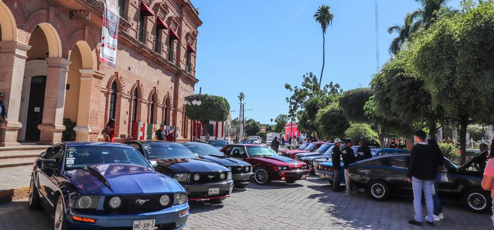 Vehículos en el Car Show en el Pueblo Mágico de El Fuerte, Sinaloa