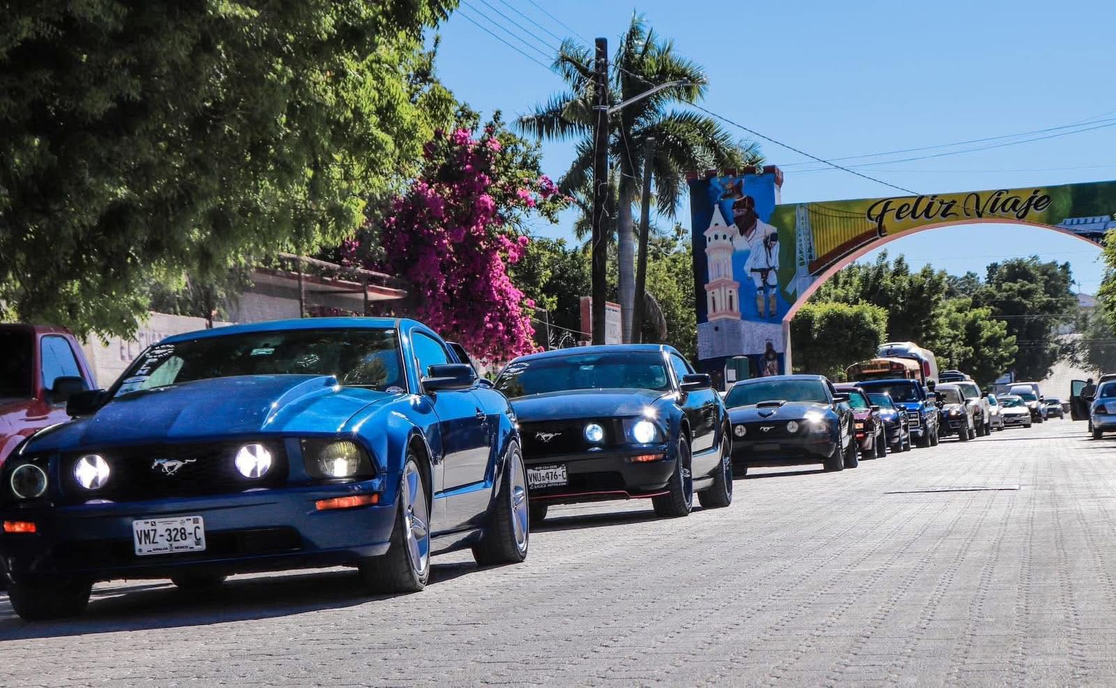 Vehículos en el Car Show en el Pueblo Mágico de El Fuerte, Sinaloa