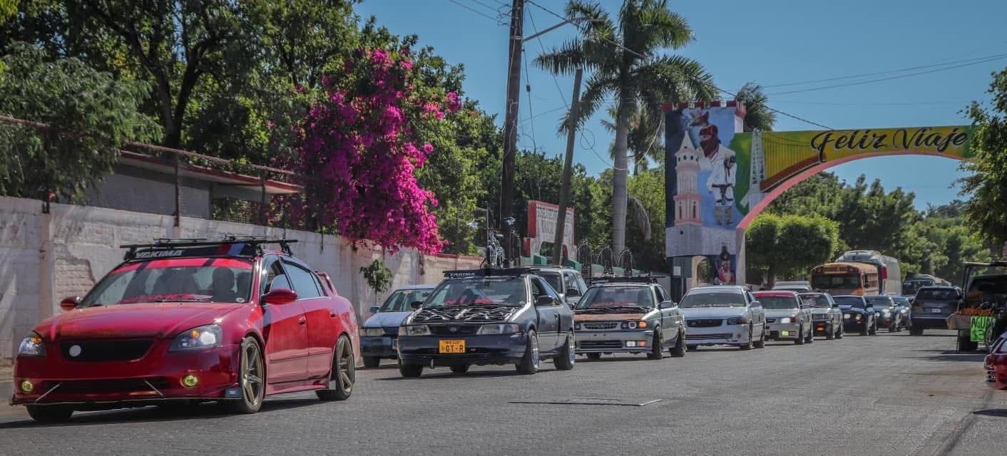 Vehículos en el Car Show en el Pueblo Mágico de El Fuerte, Sinaloa