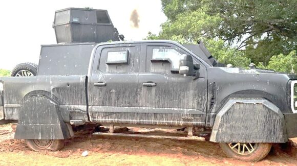 Aseguran camioneta “monstruo” junto a 3 personas y armamento en Rosario, Sinaloa