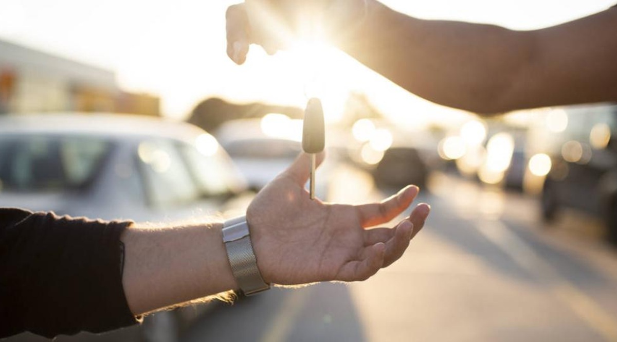 Entrega de llaves de un carro