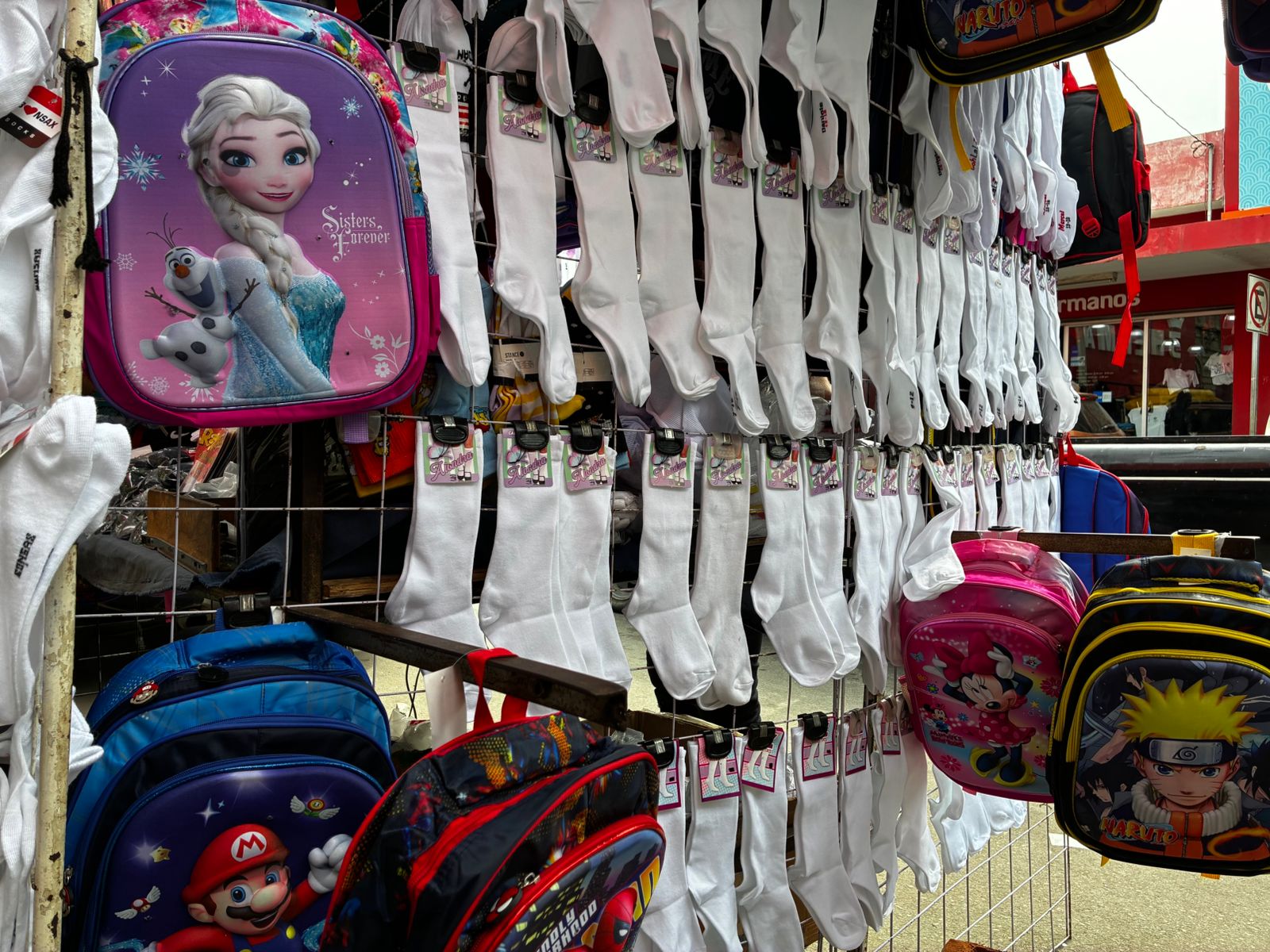 Padres de familia en Mazatlán buscan ofertas previo al regreso a clases