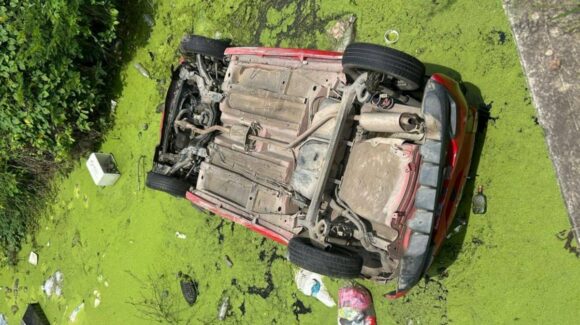 Vehículo sale de camino y termina en arroyo al sur de Mazatlán; el conductor logra ponerse a salvo