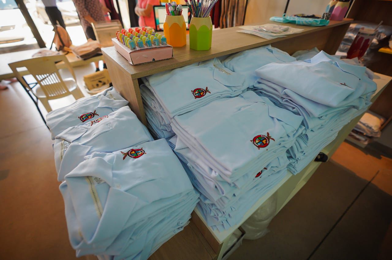 Visitan taller de confección de uniformes escolares gratuitos