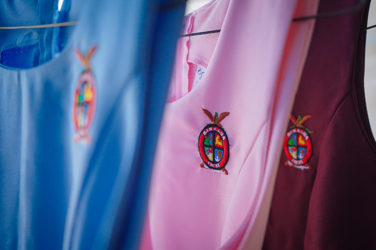 Visitan taller de confección de uniformes escolares gratuitos