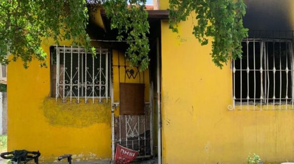 Arde en llamas vivienda habitada por persona con discapacidad en fraccionamiento Los Ángeles en Guamúchil