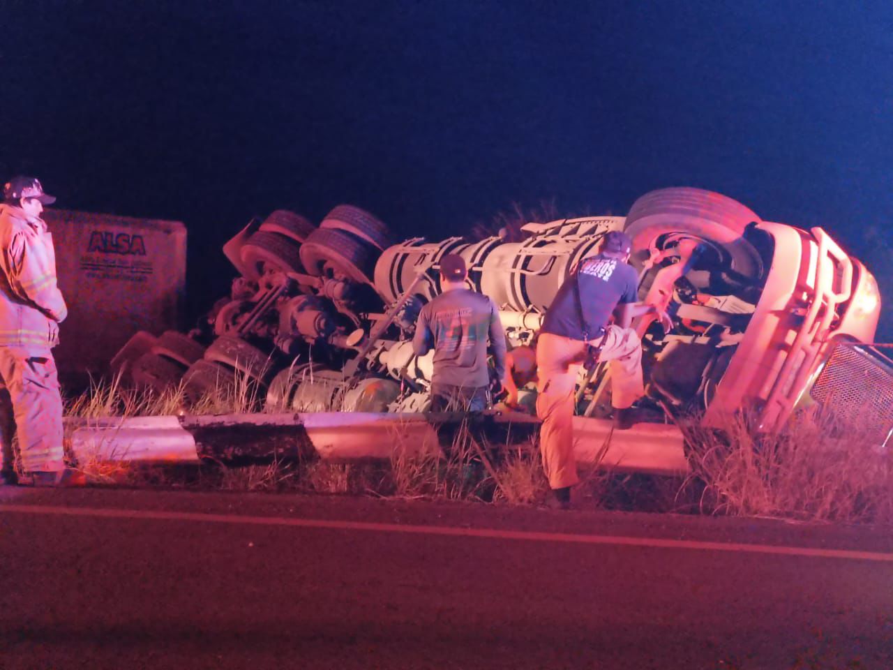 Chofer de tráiler fallece tras volcadura en Las Brisas, Guasave