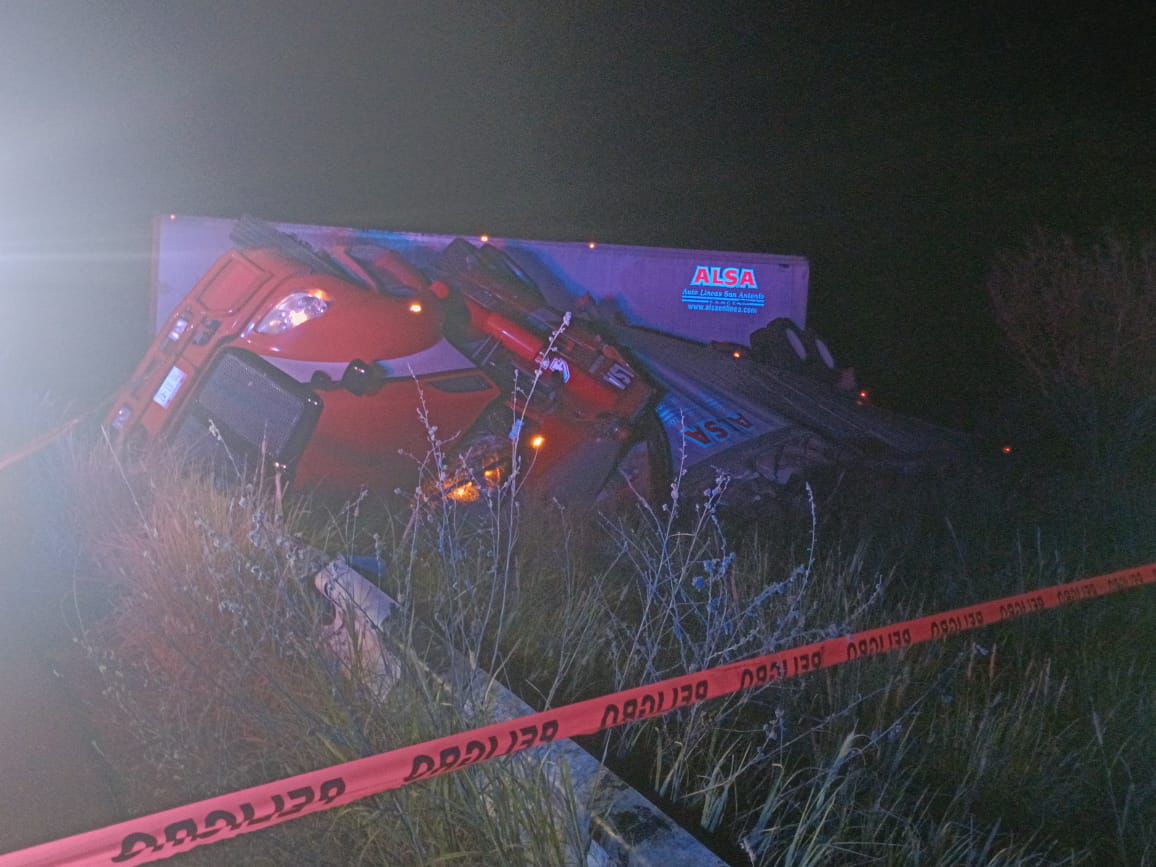 Chofer de tráiler fallece tras volcadura en Las Brisas, Guasave