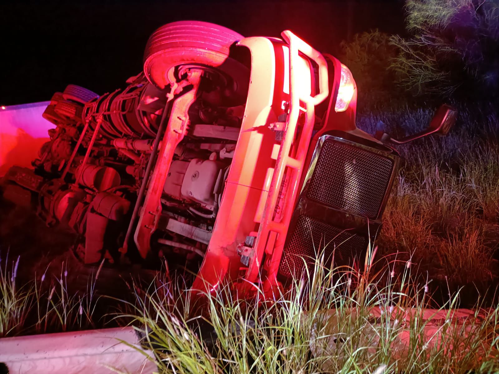 Chofer de tráiler fallece tras volcadura en Las Brisas, Guasave