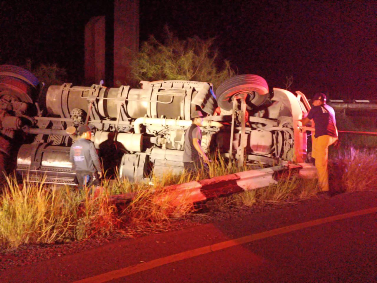 Chofer de tráiler fallece tras volcadura en Las Brisas, Guasave