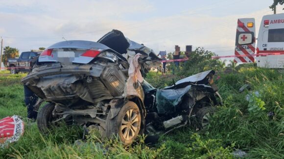 Piden ayuda para localizar cartera y celular de mujer lesionada en accidente en El Burrión, Guasave