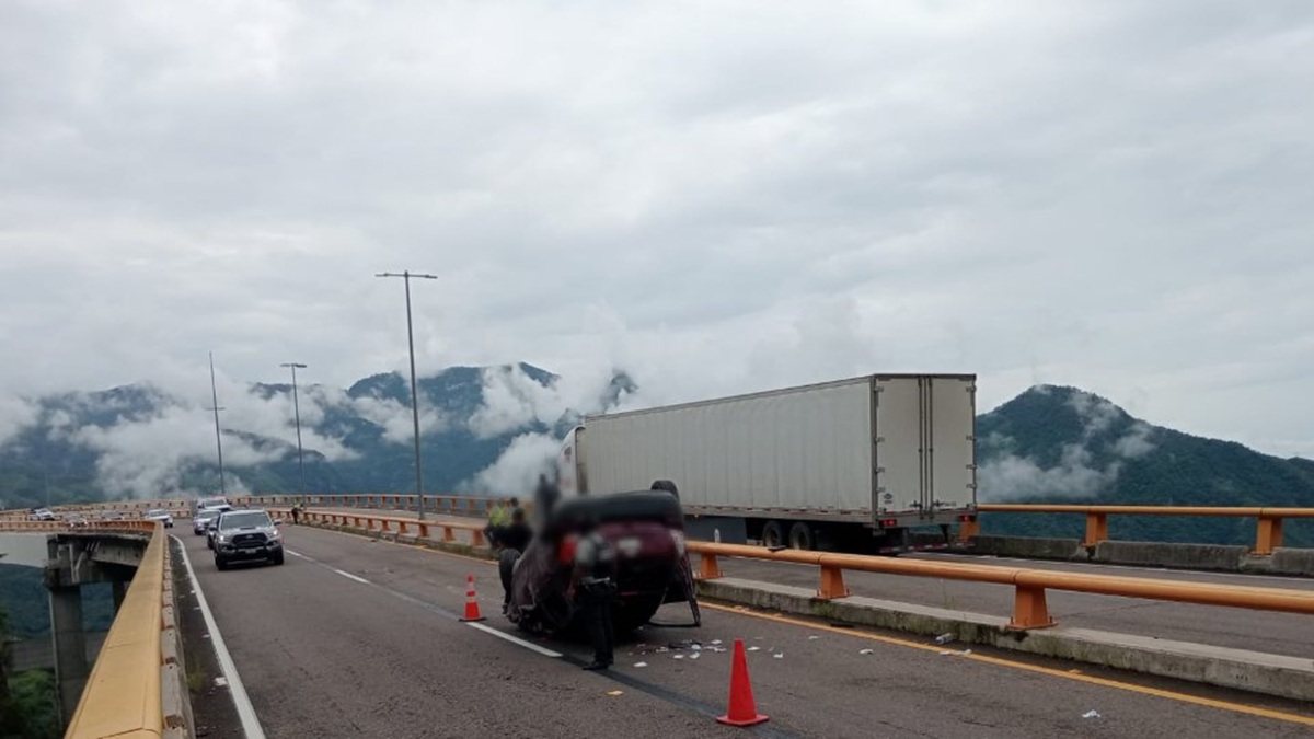 Volcadura en la carretera Mazatlán-Durango provoca cierre parcial de la vialidad