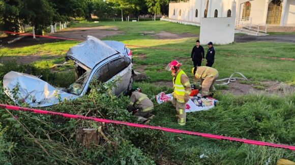 Una persona fallecida y otra lesionada dejó una fuerte volcadura en El Burrión, Guasave