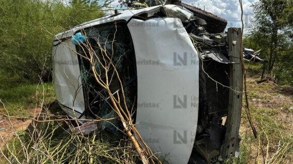 Conductor de un Nissan resulta lesionado tras volcarse en la México 15 en Los Mochis