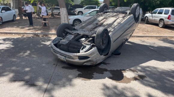 Volcadura deja una mujer lesionada en el sector Mochicahui en Los Mochis