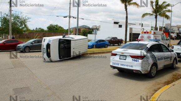 Se registra volcadura tras choque en el fraccionamiento Valles del Ejido en Mazatlán