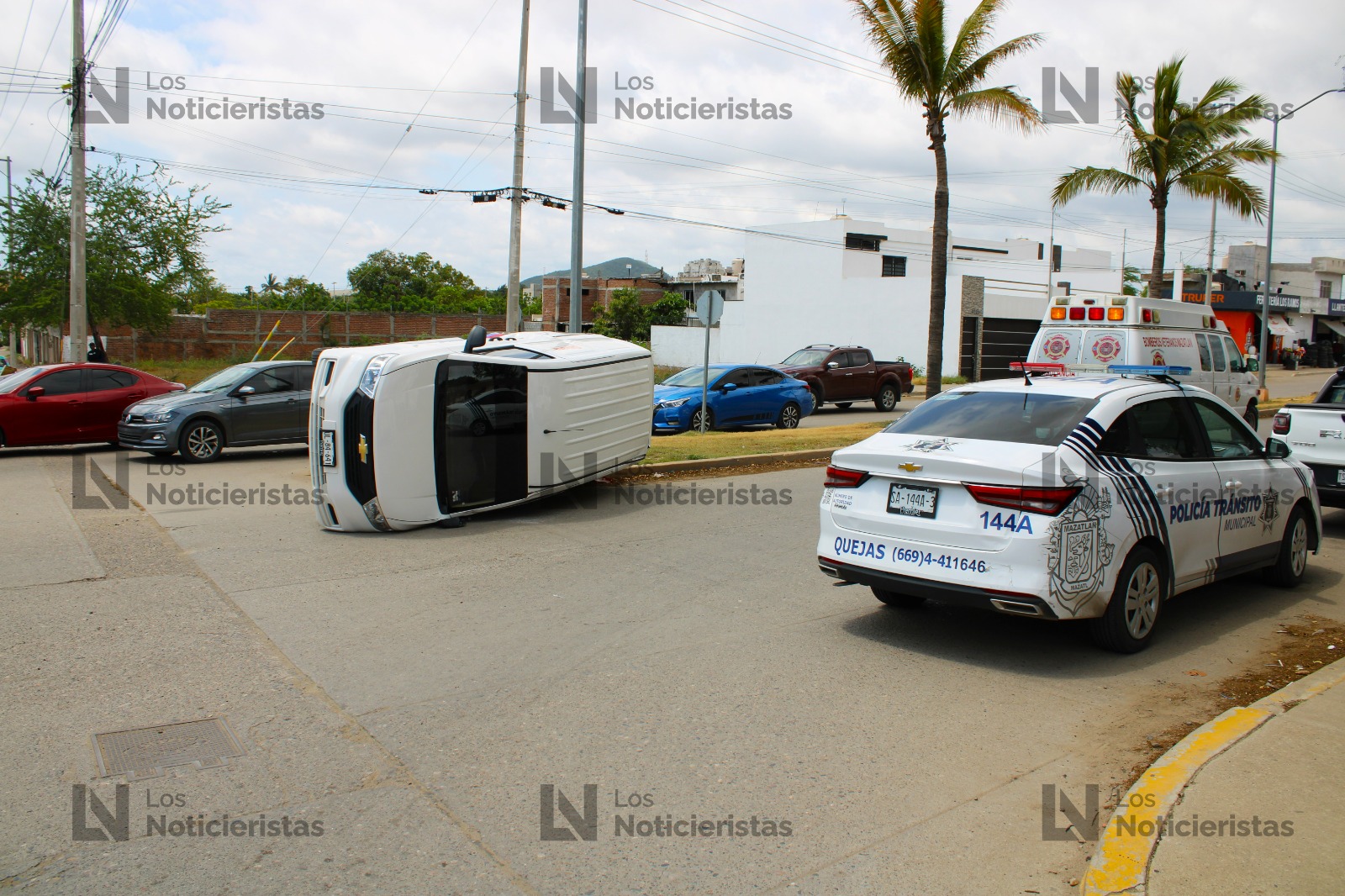 Vehículos involucrados en una aparatosa volcadura en Mazatlán