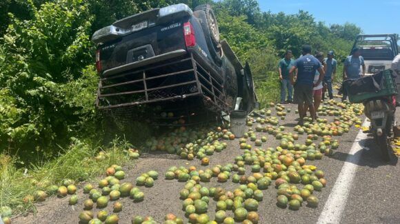 Camioneta cargada de mangos vuelca en carretera a Barrón; dos personas resultan lesionadas