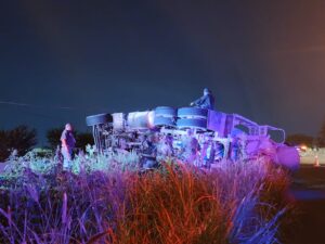 Vuelca revolvedora de cemento en distribuidor vial de El Diez, en Culiacán