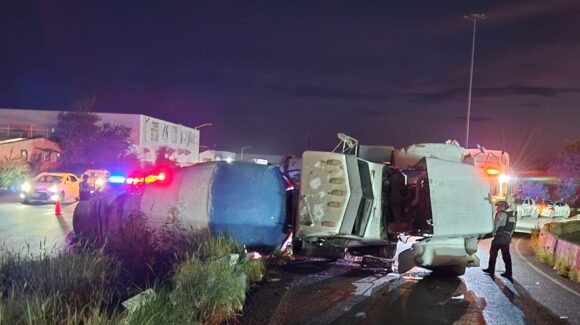 Revolvedora de cemento vuelca en el distribuidor vial del campo El Diez, en Culiacán