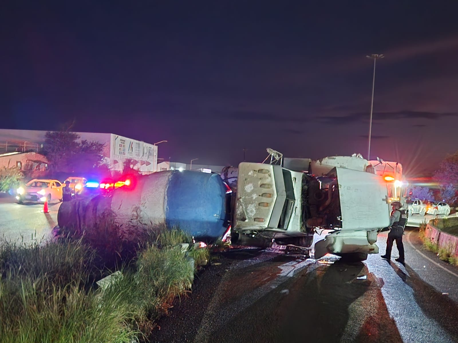 Vuelca revolvedora de cemento en distribuidor vial de El Diez, en Culiacán