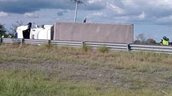 Vuelca tráiler sobre el distribuidor vial de la sindicatura de Costa Rica, en Culiacán