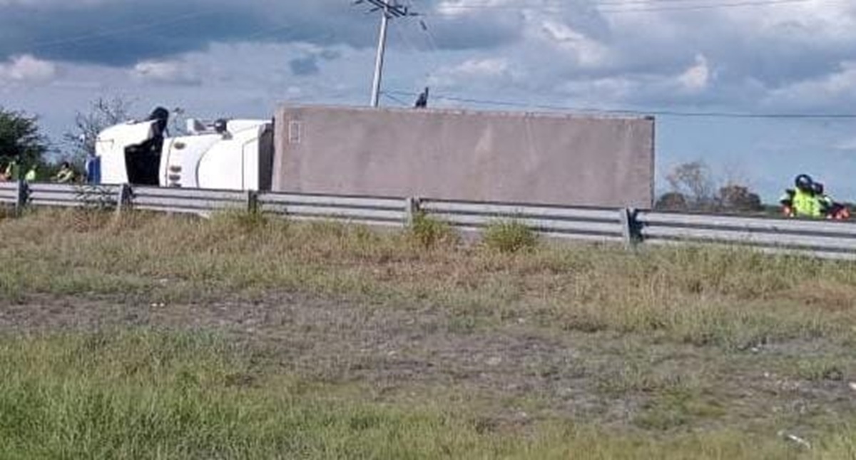 Vuelca tráiler en distribuidor vial de Costa Rica, en Culiacán