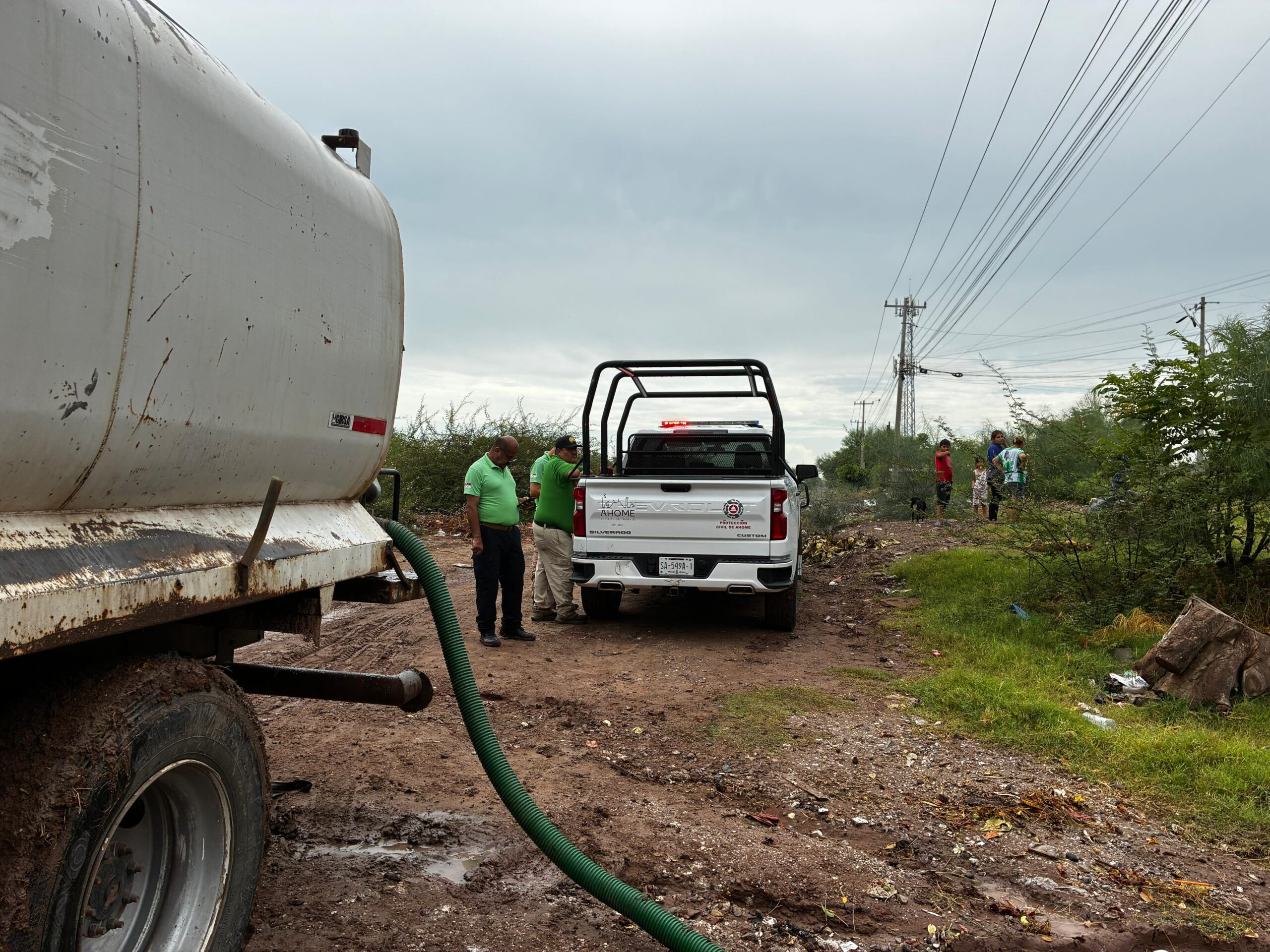 Desazolvan zonas inundadas por lluvias en Los Mochis