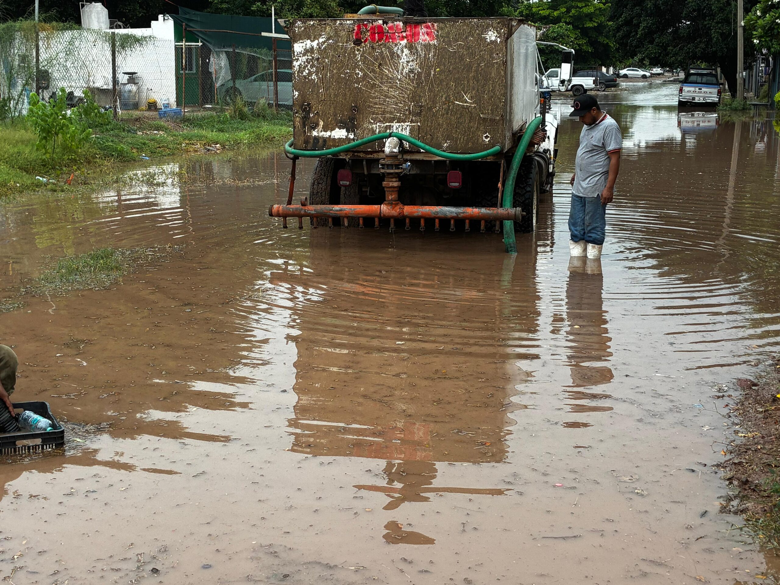 Desazolvan zonas inundadas por lluvias en Los Mochis