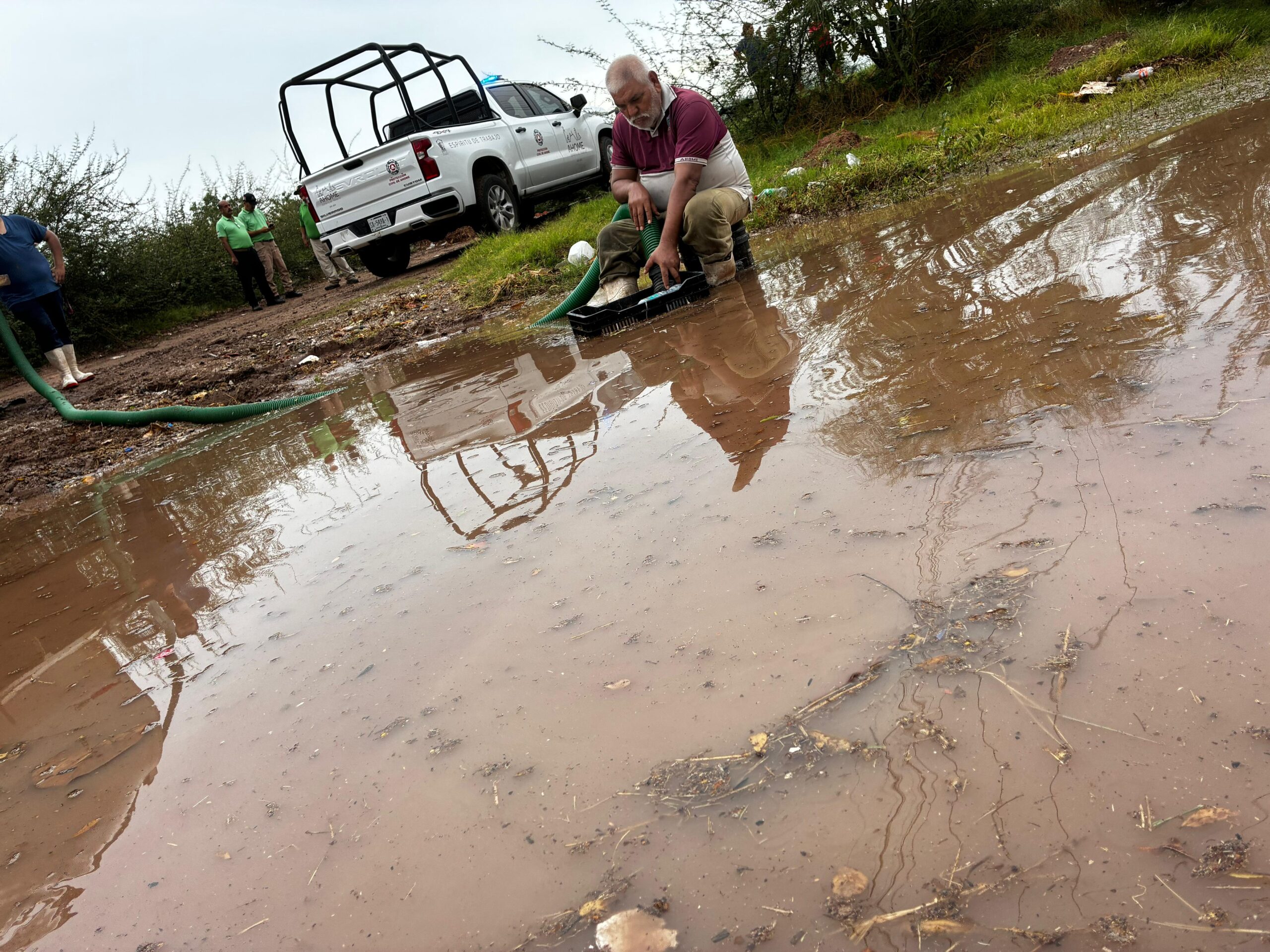 Desazolvan zonas inundadas por lluvias en Los Mochis