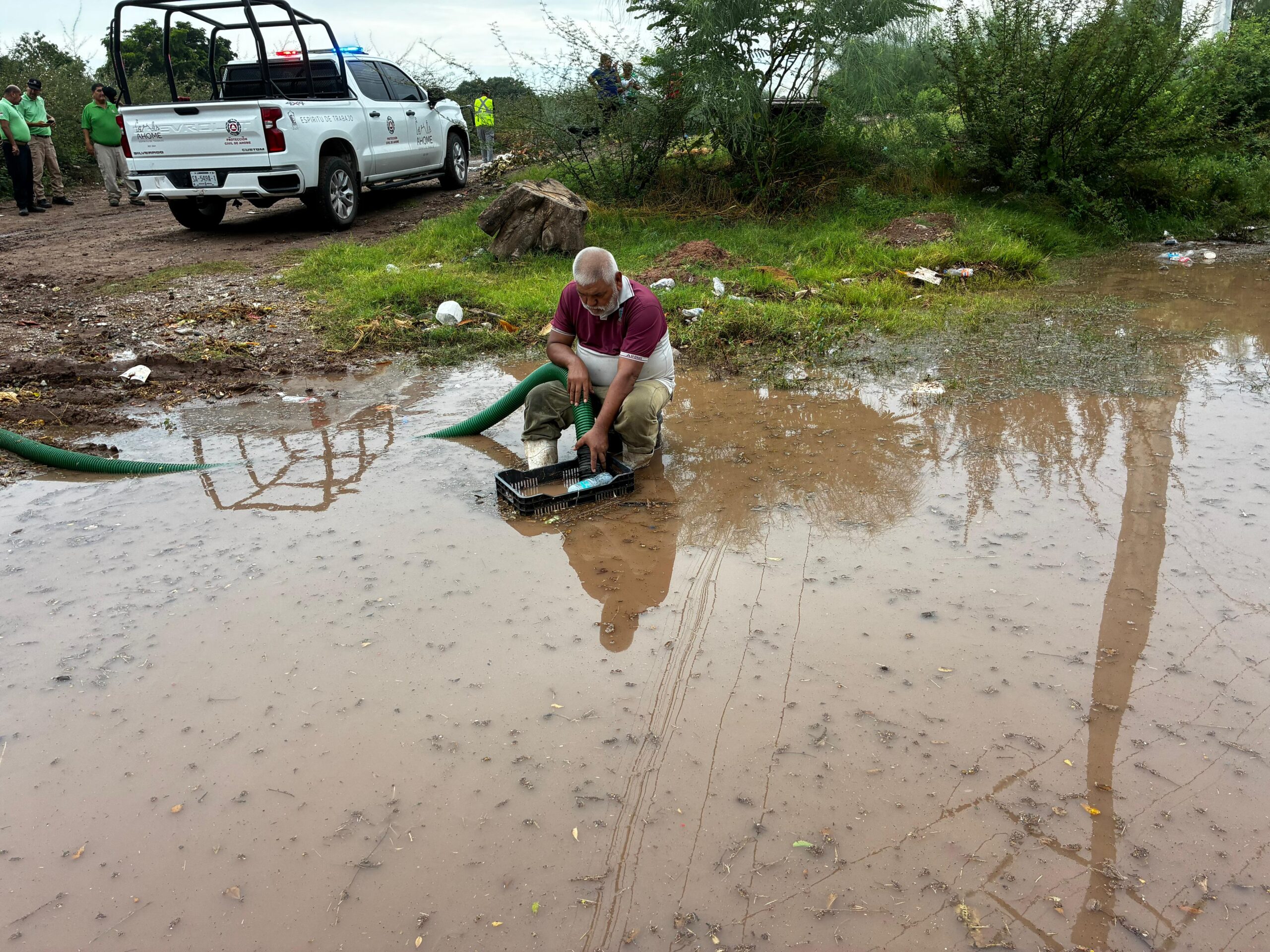 Desazolvan zonas inundadas por lluvias en Los Mochis