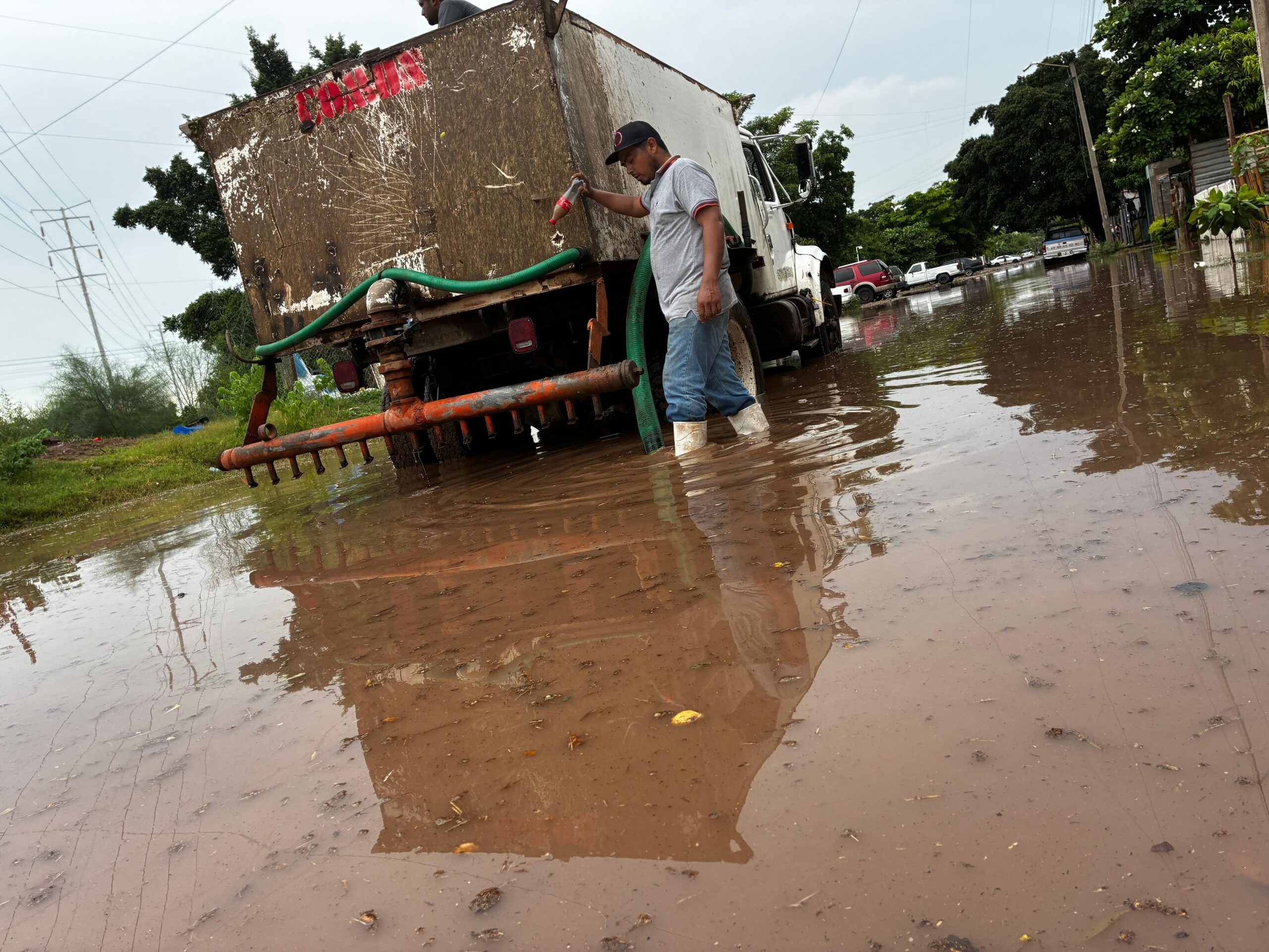Desazolvan zonas inundadas por lluvias en Los Mochis