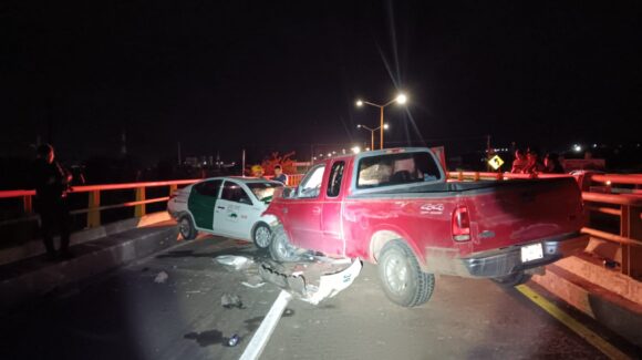 Camioneta en sentido contrario se impacta con taxi de frente