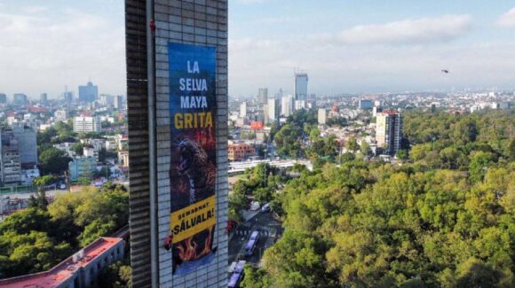 Activistas de Greenpeace escalan la Estela de Luz para exigir freno a la deforestación por obras como el Tren Maya