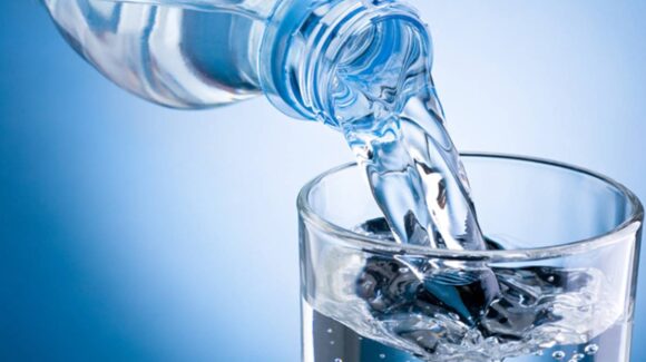 Tomar agua no es opcional; te decimos cómo impacta en tu salud y 3 botellas que te ayudan a crear el hábito
