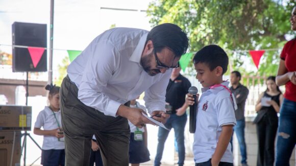 Entrega Juan de Dios Gámez equipo de aire acondicionado en jardín de niños en El Diez, Culiacán, Sinaloa