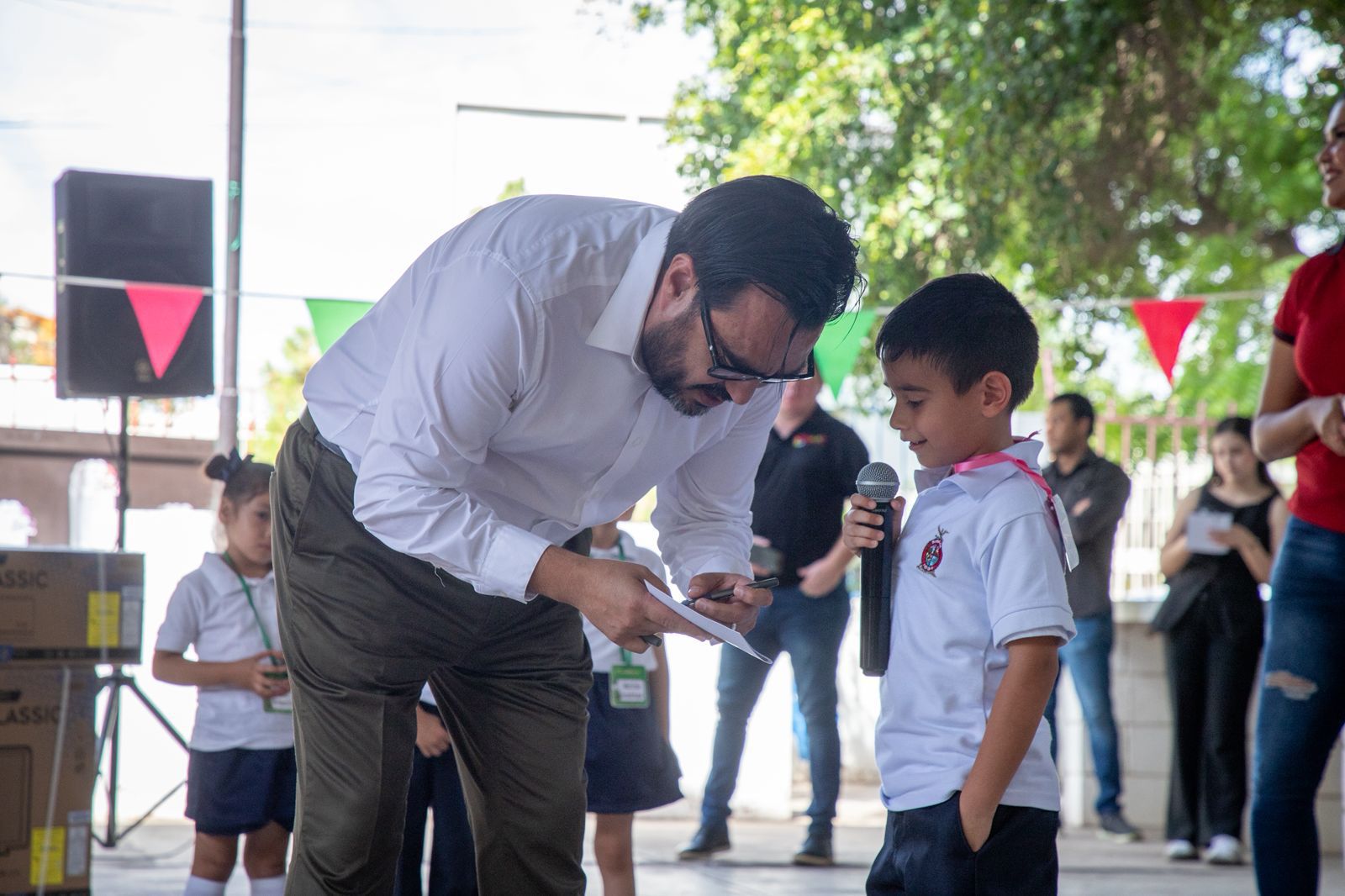 Alcalde de Culiacán, entrega aires acondicionados en jardin de niños de El Díez