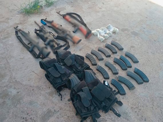 Armas largas, cartuchos y otros objetos del delito fueron asegurados en Navolato y Badiraguato