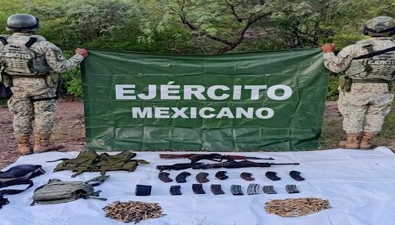 Armas largas, cartuchos y otros objetos del delito fueron asegurados en Navolato y Badiraguato