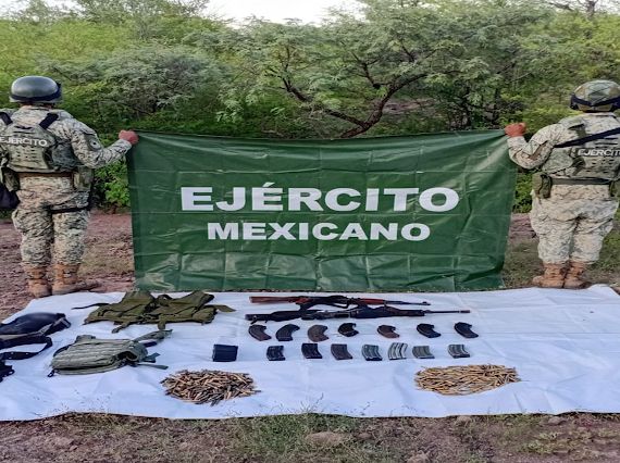 Armas largas, cartuchos y otros objetos del delito fueron asegurados en Navolato y Badiraguato