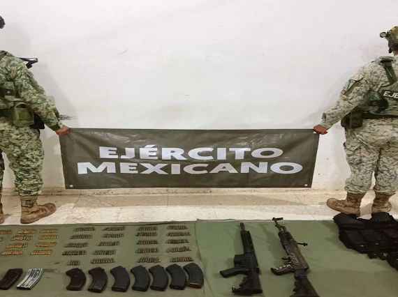 Armas largas, cartuchos y otros objetos del delito fueron asegurados en Navolato y Badiraguato
