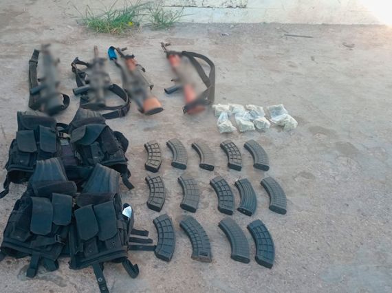 Armas largas, cartuchos y otros objetos del delito fueron asegurados en Navolato y Badiraguato