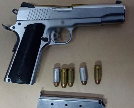 Aseguran 5 armas largas, 569 cargadores, un vehículo y droga en Villas del Real, en Culiacán, Sinaloa