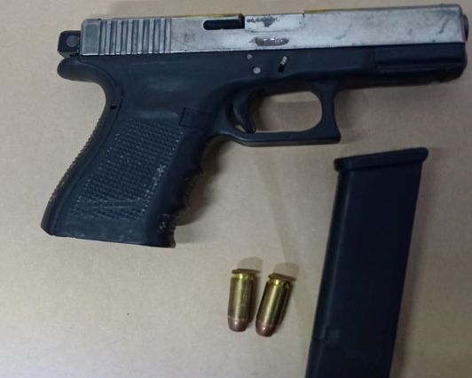 Aseguran 5 armas largas, 569 cargadores, un vehículo y droga en Villas del Real, en Culiacán, Sinaloa