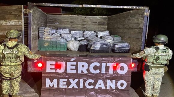 Aseguran 5 armas largas, 569 cargadores, un vehículo y droga en Villas del Real, en Culiacán, Sinaloa