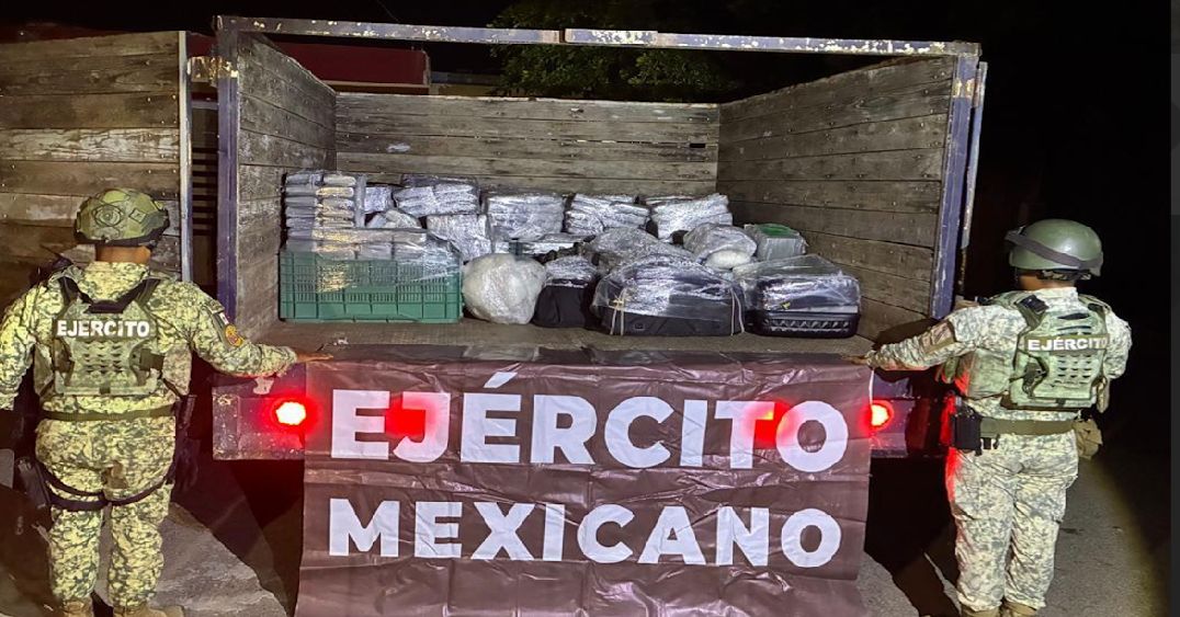Aseguran 5 armas largas, 569 cargadores, un vehículo y droga en Villas del Real, en Culiacán, Sinaloa