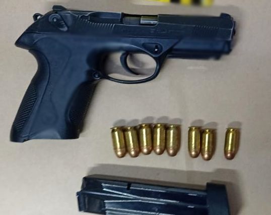 Aseguran 5 armas largas, 569 cargadores, un vehículo y droga en Villas del Real, en Culiacán, Sinaloa