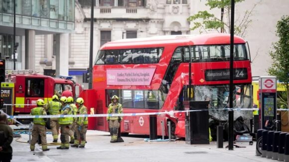 Atropellamiento masivo en Londres: autobús rojo de dos pisos deja varios heridos