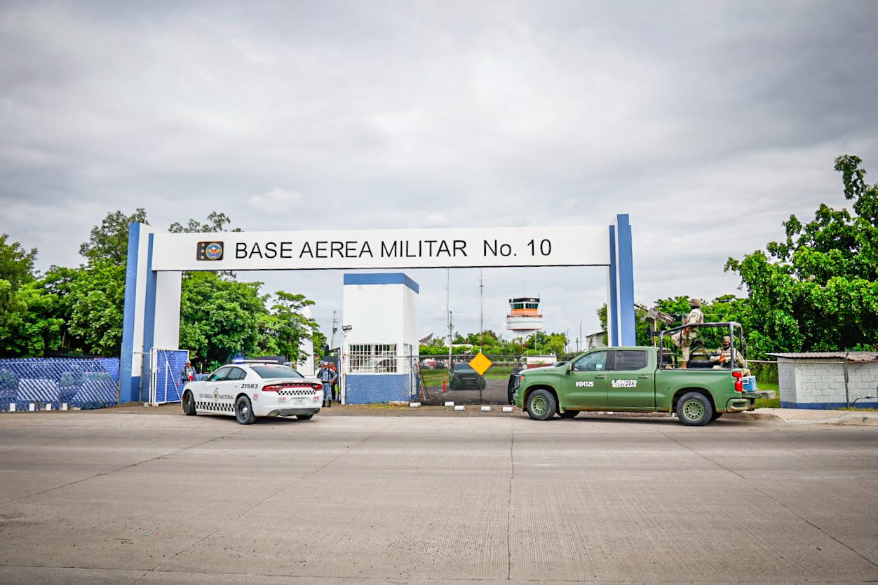 Autoridades llegan a la Base Aérea Militar número 10